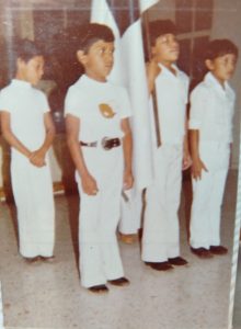 Clausura de la escuelita bíblica de 1979. La hermana María Elena Ruíz inició las escuelitas bíblicas en Bethel. En la foto aparecen Cosme Varela, Roberto Díaz y un hijo de la hermana Enedina Santos como parte de la escolta.
